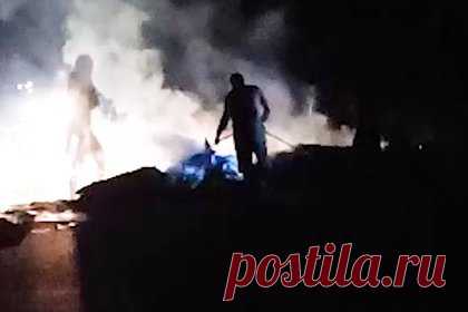 Упавший под Таганрогом беспилотник сняли на видео. Упавший в хуторе Дарагановка под Таганрогом Ростовской области неопознанный беспилотник сняли на видео. На сделанных очевидцами кадрах видны обломки дрона, лежащие на дороге. Также показывается, как местные жители поливают горящий беспилотник из шланга.