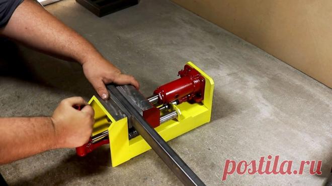 Как из домкрата сделать мощнейшие тиски - пресс При работе в мастерской часто требуется что-то сжать настолько сильно, что обычных тисков для этого недостаточно. В таком случае стоит задуматься о сборке пресс тисков. Если имеется лишний гидравлический домкрат, то это обойдется вообще недорого, так как металл для самоделки можно закупить на