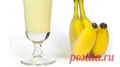 Вкуснейший банановый ликер - идеальный женский напиток
на 1 л ликера:
спелые бананы – 3 шт;
водка – 0,3 л;
свежее молоко – 150 мл;
сгущённое молоко – 1 банка;
яйца – 2 шт.
1. Банан нарезать  мелкими кусочками.

2. нужны только белки.

3. Взбить в миксере свежее и сгущённое молоко, белки яиц, кусочки банана. 

4. Тонкой струйкой влить водку, помешивая
5,в холод на 40мин
6,Профильтровать напиток
7,Разливайте в бокалы и наслаждайтесь с конфетами,шоколадом