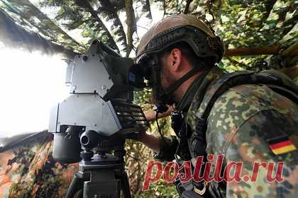 Германия перебросит более сотни военных в Литву. Бундесвер перебросит более сотни солдат и военную технику в Литву для усиления восточного фланга НАТО. Об этом сообщает немецкое издание Bild со ссылкой на представителя 41-й танковой гренадерской бригады. Военнослужащих и технику доставят кораблем в литовскую Клайпеду.
