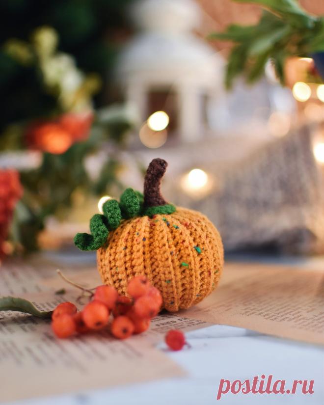 PDF Тыковки крючком. FREE crochet pattern; Аmigurumi toy patterns. Амигуруми схемы и описания на русском. Вязаные игрушки и поделки своими руками #amimore - маленькая тыква, декоративный овощ на Хеллоуин.