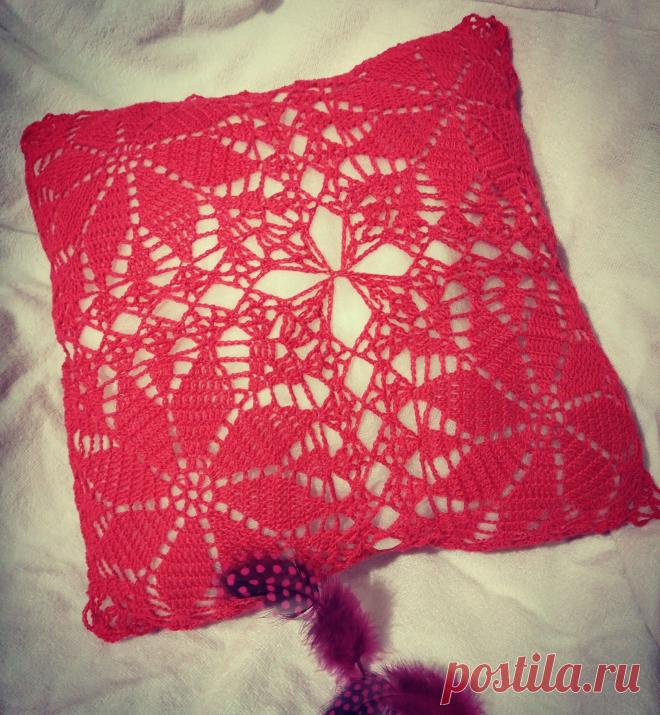 Подушечка диванная кружевная.Вязаная крючком. 
Внутри-практичный и стойкий холофайбер.40см на 40см. Есть в наличии и можно заказать любые цвета. 950р.