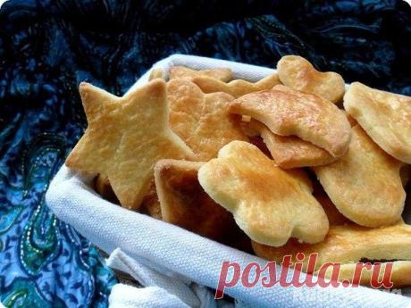 Очень простое, но очень вкусное печенье.

Ингредиенты на 25-30 шт.

яйцо
1 стакан сахара.
0.5 ч.л соды.
200 гр. сливочного масла.
2,5 стакана муки.

Приготовление:

Яйцо смешать с сахаром и содой. Всё хорошенько растереть и перемешать. Добавить масло комнатной температуры. Перемешать до однородной массы. Добавить муку. Тоже всё перемешать и быстро замесить тесто. Раскатать пласт толщиной 8мм. Вырезать печенье. Выпекать в духовке 8-10 минут. Не передержите! Печенье не должн...