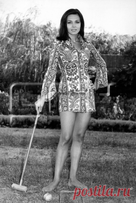 Невероятно красивая женщина, идеал женской красоты и обаяния, смотришь на нее, как на прекрасный цветок и не можешь насмотреться.

Мишель Мерсье по праву входит в десятку самых красивых женщин всех времен и народов. Сколько бы не было прекраснейших девушек в мире, таких как Мишель Мерсье больше не существует. Идеал красоты, несмотря на то, что вкусы меняются, но этот идеал остается на самом высочайшем пьедестале.