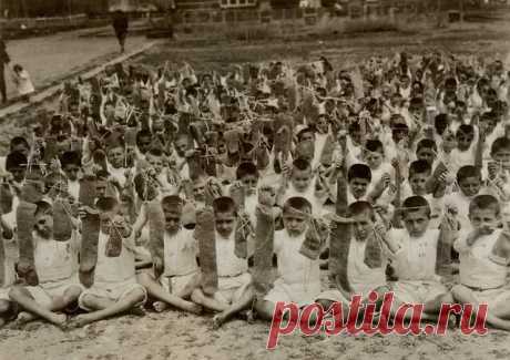 Armenian Orphan boys knitting sox in Alexandrapol, (today Gyumry)Armenia, Early 1920.
Հայ Որբ երեխաներ գուլպաներ են հյուսում Ալեքսանդրաբոլում, (Գյումրի), Հայաստան, 1920-ի սկզբ: