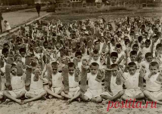 Armenian Orphan boys knitting sox in Alexandrapol, (today Gyumry)Armenia, Early 1920.
Հայ Որբ երեխաներ գուլպաներ են հյուսում Ալեքսանդրաբոլում, (Գյումրի), Հայաստան, 1920-ի սկզբ: