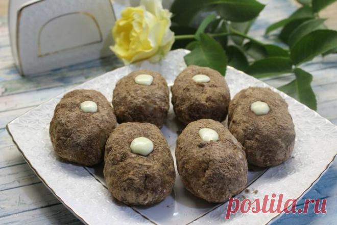 Пирожное "Картошка" по ГОСТу (пошаговый рецепт с фото) | Порций: 10
Время приготовления: 2ч. (1 час на приготовление и 1 час на выпекание бисквита)
Ингредиенты (10 порций)
Какао — 30 г 
Крахмал — 30 г 
Масло растительное —  по вкусу (для смазывания формы)
Масло сливочное — 200 г 
Молоко сгущённое — 100 г 
Мука — 150 г 
Сахар — 180 г 
Сахарная пудра — 120 г 
Яйца куриные — 6 шт.