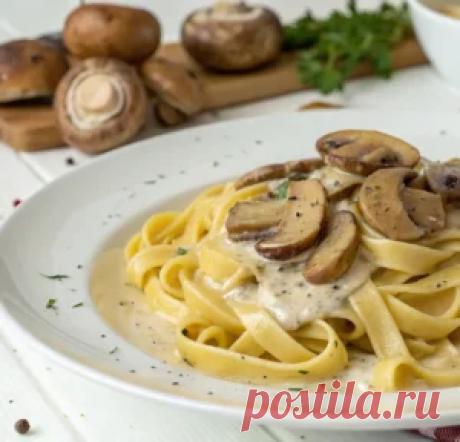 Если вы мечтаете о блюде, которое сочетает глубокий вкус грибов, нежность сливок и итальянское очарование, то эта паста с грибами и сливочным соусом — именно то, что нужно! Она готовится быстро, из доступных ингредиентов, а результат напоминает изысканное ресторанное блюдо.

Этот рецепт создан для тех, кто ценит простоту, вкус и элегантность. Приготовление не требует особых навыков, зато итог впечатлит даже самого взыскательного гурмана.