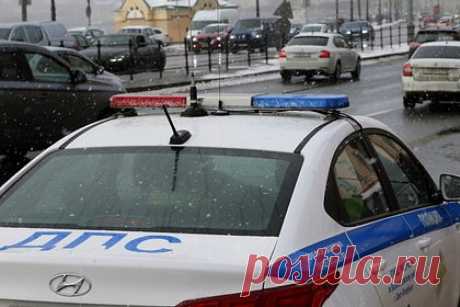 Водитель совершил самоубийство после ДТП с пострадавшими. Водитель совершил самоубийство после аварии с участием большегруза и легкового автомобиля в Ивановской области. В поселке Ново-Талицы большегруз Mercedes выехал на полосу встречного движения и столкнулся с легковым автомобилем Kia Rio. После этого фургон выехал за пределы дороги и остановился.