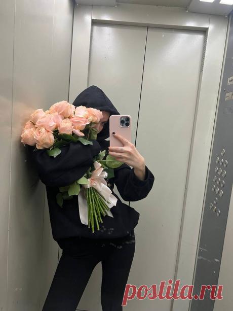 Лиза Заикина с букетом от футболиста Димы Скопинцева #лизазаикина #футболист