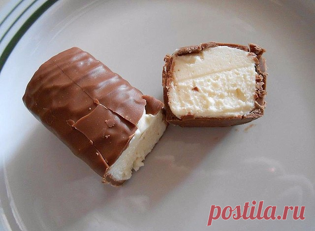 Домашние глазированные сырки 
 
Ингредиенты: 
 
Шоколад — 100 г 
Творог — 200 г 
Сгущенное молоко — 3 ст.л. 
Сливочное масло (комнатной температуры) — 50 г 
 
Приготовление: 
 
1. 65 г шоколада разламываем на кусочки и растапливаем на водяной бане. Кулинарной кистью наносим на дно и стенки силиконовых формочек (формочки смазывать не надо), отправляем их в холодильник на 20 минут. (я наносила один слой шоколада, отправляла формочки в морозильную камеру на 2 минуты и наносил...