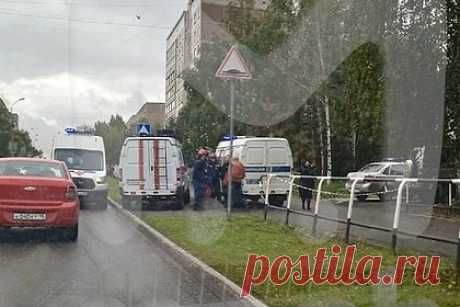 Напавший на школу в Ижевске мужчина покончил с собой. Устроивший стрельбу в школе № 88 Ижевска мужчина покончил с собой. Тело обнаружили полицейские. О стрельбе в школе стало известно утром 26 сентября. В результате нее погибли шесть человек, еще 20 пострадали. Стрельба началась во время уроков, когда мужчина в черном костюме ворвался в школу на Пушкинской улице.