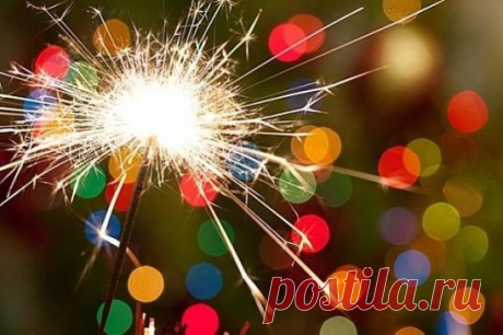 ...В новый год обещай себе жить. Без шаблонов, советов, хлама. Не терпи грубиянов и хамов. Не прощай. Научись уходить. 
...Обещай себе: Буду любой. В старых джинсах и яркой шляпе. Слушай классику, лес и прибой. И встречайся с друзьями в пабе. 
...Ты устала?? Собирай чемодан. И вперёд - к маякам и закатам. Пей вино. Или горный туман. Путешествуй по сказочным странам. 
...И, конечно же, в новый год разреши себе быть влюблённой. Море. Галька. И тёплый рот. И его поцелуй - солёный. 
...Загоришься -