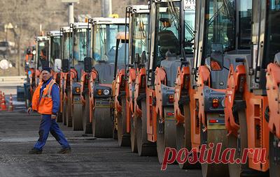 В Свердловской области привели в порядок в 1,5 раза больше дорог в 2025 году. Всего дорожники привели в нормативное состояние около 440 км