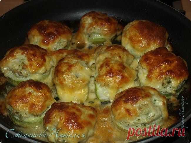 Куриные котлетки на кабачках под белым сыром