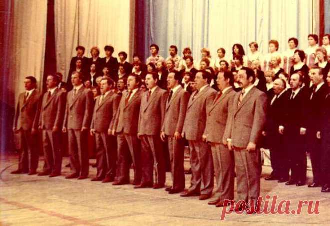 Песня о Магнитке. Музыка Андрея Серова, слова Вячеслава Гутникова. 
В исполнении смешанного хора МаГК под руководством Евгении Кравченко. Партия фортепиано – Андрей Серов. Концертный зал Магнитогорской консерватории. 2009.