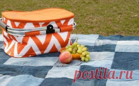 Хоть теперь никогда не выбрасывай старые джинсы... 25 эксклюзивных идей! Джинсы наверняка есть у каждой девушки, в наши дни – и у строгой бизнеследи, и у скромной домохозяйки, и у гламурной фитоняшки! Но рано или поздно даже самые крутые джинсы теряют свою актуальность – выходят из моды, стареют морально и физически, или же попросту надоедают…
Если у вас буквально «руки