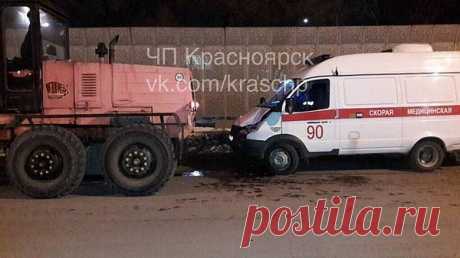 В Красноярске ночью «Скорая» врезалась в грейдер, пострадал фельдшер