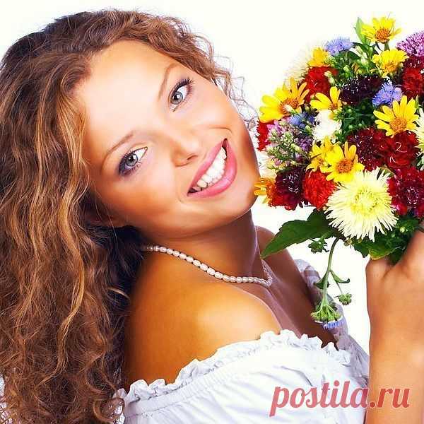 О, женщина, - ты тайна мирозданья!
В тебе прекрасны дух, душа и плоть. 
Ты - аромат Нетленного Дыханья. 
Тебя из Света сотворил Господь...