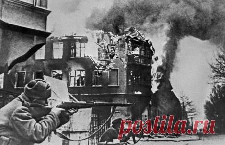 ТАСС-ДОСЬЕ /Алексей Исаев/. 9 апреля 1945 года завершился штурм Кенигсберга. Гарнизон города-крепости капитулировал после приказа коменданта генерала пехоты фон Ляша о немедленном прекращении сопротивления, отданного в 22.45 9 апреля 1945 года. / Советская армия в Кенигсберге, 1945 год © Архив ИТАР-ТАСС |  ТАСС: Биографии и справки - К 70-летию завершения штурма Кенигсберга