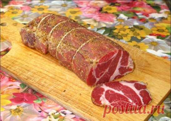 Любимая полендвица Покупаем хорошее мясо — в магазинах оно называется «вырезкой» или мясом «для отбивных» (я люблю, чтобы там был всего лишь миллиметровый слой сала по краешку, но моя коллега использует и шею, потому что любит сальные прожилки). Кстати, это будет чуть ли не вдвое дешевле, чем покупать полендвицу готовую — а уж разница во вкусе! Итак, покупаем. В тот же день начинаем многодневный процесс готовки. Кипятим три литра воды. В кипяток всыпаем пол-литра крупной соли. Соль растворяется