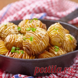 Картофель-гармошка, приготовленный на чугунной сковороде