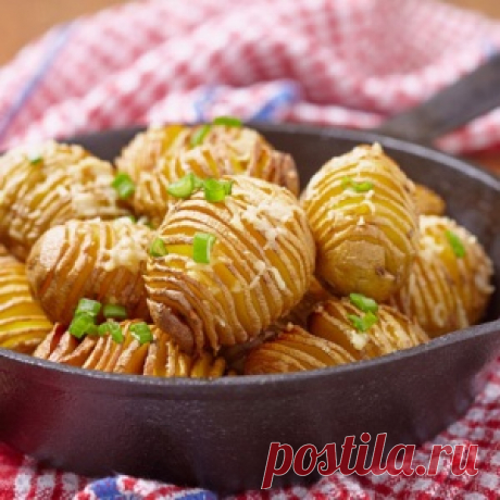 Картофель-гармошка, приготовленный на чугунной сковороде