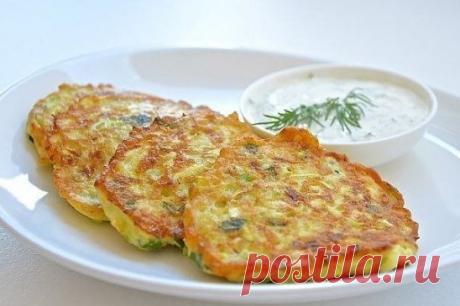 Оладьи из кабачков с сыром и чесноком
Ингредиенты:
Кабачки - 1 шт.
Яйцо куриное - 1 шт.
Сыр - 50 г
Чеснок - 1 зубчик
Мука пшеничная - 1 столовая ложка
Соль - по вкусу
Перец черный молотый - по вкусу
Приготовление:
1. Кабачок очистить от кожицы и натереть на крупную терку, вбить яйцо, хорошо перемешать.
2. Добавить к кабачку натертый сыр и измельченный зубчик чеснока, посолить и поперчить по вкусу, всыпать муку, перемешать.
3. Жарить оладьи на растительном масле до румяной корочки.
Приятного а