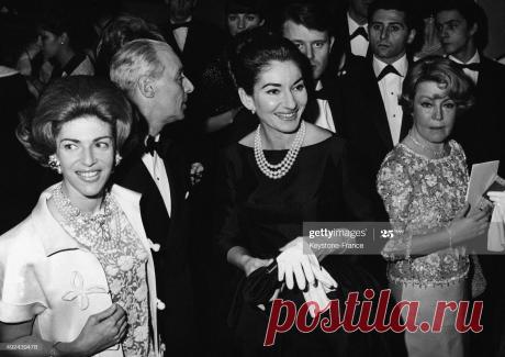 la-baronne-elie-de-rothschild-et-la-cantatrice-maria-callas-au-lido-picture-id492439478 (2048×1447)