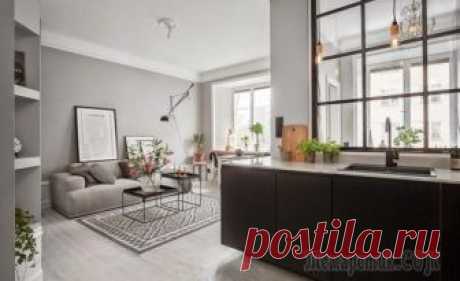 Скандинавская квартира в 38 м² с хитрой перегородкой В который раз убеждается, что черно-белая цветовая гамма не означает скучный интерьер и что если вы очень хотите кухонную раковину под окном, этому ничто не может помешать. Так, например, в этой кварт...