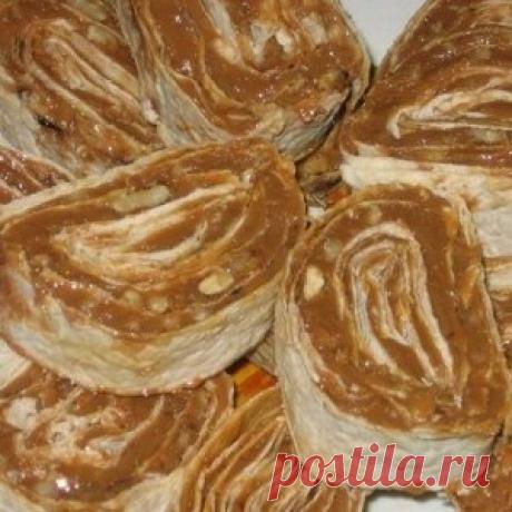 Сладкий рулет из лаваша Вот это вкусно!

Время приготовления 20 минут 

Ингридиенты:

Орехи грецкие очищенные 1 стакан 
Масло сливочное 100 г 
Лаваш армянский 1 штука 
Молоко сгущенное вареное 1 банка 


1.  Орехи измельчим скалкой. Смешаем вместе орехи, сгущенку и масло.
2.  Нанесем смесь слоем на лаваш и свернем его тугим рулетом. Положим на 1 час в холодильник, а потом нарежем кусочками.