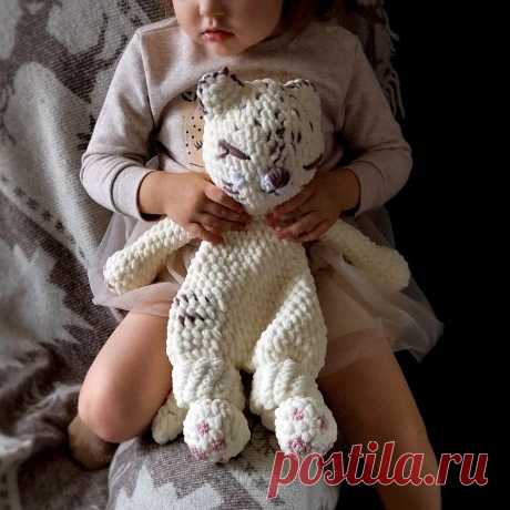 PDF Леопард комфортер крючком. FREE crochet pattern; Аmigurumi animal patterns. Амигуруми схемы и описания на русском. Вязаные игрушки и поделки своими руками #amimore - комфортер для малышей из плюшевой пряжи, большой плюшевый леопард.