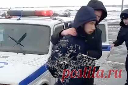 Задержание предполагаемого убийцы россиянки на юго-западе Москвы попало на видео. Задержание предполагаемого убийцы девушки на юго-западе Москвы попало на видео. На кадрах видно, как полицейские сажают фигуранта в служебную машину, после чего он начинает отвечать их вопросы. Мужчина заявил, что не знает, за что задержан. Также он добавил, что у него нет регистрации в столице.