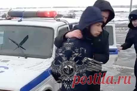 Задержание предполагаемого убийцы россиянки на юго-западе Москвы попало на видео. Задержание предполагаемого убийцы девушки на юго-западе Москвы попало на видео. На кадрах видно, как полицейские сажают фигуранта в служебную машину, после чего он начинает отвечать их вопросы. Мужчина заявил, что не знает, за что задержан. Также он добавил, что у него нет регистрации в столице.