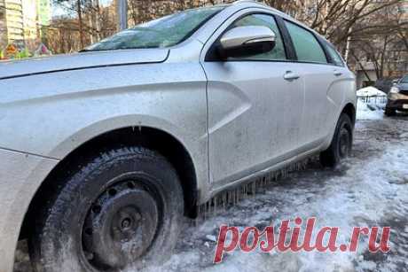 Водителям раскрыли способы защитить авто от льда на дорогах. Цепи противоскольжения или силиконовые браслеты с шипами на шинах помогут спасти автомобиль от льда на дорогах. Способы защитить машину в такую погоду раскрыла водителям эксперт онлайн-гипермаркета «ВсеИнструменты.ру» Ксения Чашина. Комментарий эксперта есть в распоряжении «Ленты.ру».
