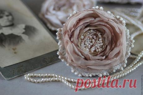 Купить Брошь цветок из ткани &quot;Маленькая роза&quot; - бежевый, брошь, брошь цветок, брошь-цветок