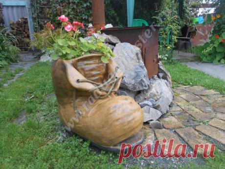 Клумба своими руками в виде башмака.