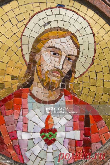 Religious Mosaic On A Memorial Monument In A Cemetery Foto de stock - Getty Images