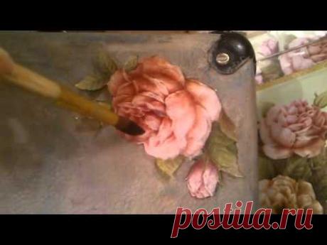 Объемный декупаж чемодана с элементами росписи