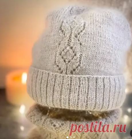 Описание шапки от автора marlenehandcrafts

Шапка-бини Lace отличается свободной посадкой на голове и удлинённой спущенной макушкой , благодаря чему не будет страдать ваша причёска

Описание рассчитано на размер головы 56-58 см.

Для вязания нам понадобится:
125 гр мериноса 250м в 100гр ( плюс тонкая нить мохера по желанию)
Круговые спицы 3,25 длиной 40см.

Плотность вязания - 2,3 петли и 3 ряда в 1см.

Набираем на спицы 123 петли +1 для замыкания в кольцо. Отмечаем маркер...