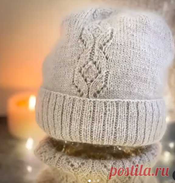 Описание шапки от автора marlenehandcrafts

Шапка-бини Lace отличается свободной посадкой на голове и удлинённой спущенной макушкой , благодаря чему не будет страдать ваша причёска

Описание рассчитано на размер головы 56-58 см.

Для вязания нам понадобится:
125 гр мериноса 250м в 100гр ( плюс тонкая нить мохера по желанию)
Круговые спицы 3,25 длиной 40см.

Плотность вязания - 2,3 петли и 3 ряда в 1см.

Набираем на спицы 123 петли +1 для замыкания в кольцо. Отмечаем маркер...