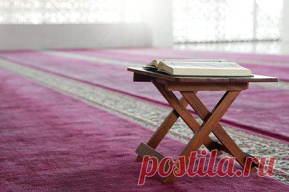 В российском городе полиция провела рейд в мечети во время молитвы. Вооруженные автоматами сотрудники полиции провели рейд в мечети Екатеринбурга прямо во время молитвы. Инцидент попал на видео, кадры публикует портал E1.RU в своем Telegram-канале. Мусульманам пришлось продолжить молитву в грязном снегу на улице. Свидетели сообщили, что рейд был совершен с целью проверки документов.