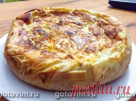 Баница с творогом и луком-пореем в мультиварке . Рецепт с фото Баница - это национальное болгарское блюдо. Делается оно из тонко раскатанного теста с различными начинками. Для упрощения рецепта вместо самодельных тонко раскатанных коржей можно использовать готовые коржи для баницы или тесто фило.