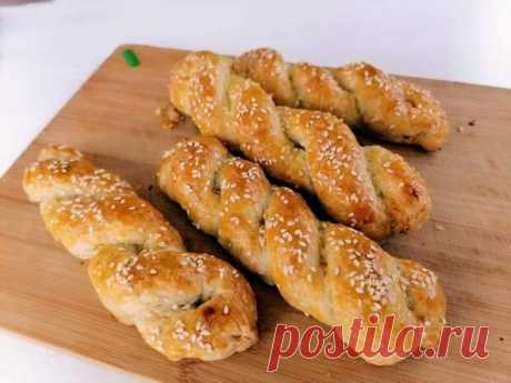 Рецепт выпечки вкуснее пирожков, чебуреков и самсы - вкусно и красиво - Будет вкусно - Медиаплатформа МирТесен Тонкое слоеное, хрустящее тесто и невероятно сочная начинка. Все это в одном рецепте. И да, друзья, вкуснее обычных пирожков в 2 раза! Сами попробуйте!С теста мы и начнем. Смешиваем теплые молоко и воду, добавляем разрыхлитель, соль и растопленное масло (20 гр). Перемешиваем. Рецепт: - 7 февраля - 43593138802 - Медиаплатформа МирТесен