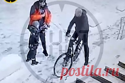 Избивающий маленького сына и инвалида россиянин попал на видео. Житель Барнаула избил мужчину, который помешал ему таскать маленького сына за ухо и капюшон. Видео потасовки попало на камеру уличного наблюдения. На кадрах виден отец, который тащит по улице мальчика за капюшон, швыряет и кричит. С ним разговаривает мужчина на велосипеде, а затем отец резко нападает на него.