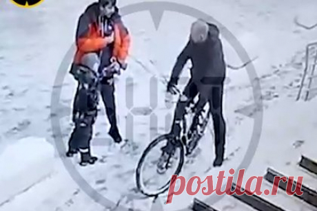Избивающий маленького сына и инвалида россиянин попал на видео. Житель Барнаула избил мужчину, который помешал ему таскать маленького сына за ухо и капюшон. Видео потасовки попало на камеру уличного наблюдения. На кадрах виден отец, который тащит по улице мальчика за капюшон, швыряет и кричит. С ним разговаривает мужчина на велосипеде, а затем отец резко нападает на него.