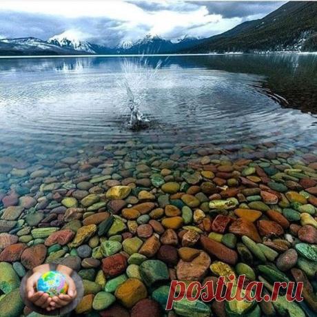 Разноцветная галька на берегу озера МакДональд, Монтана, США.