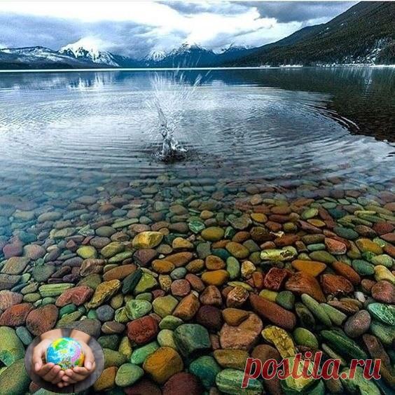 Разноцветная галька на берегу озера МакДональд, Монтана, США.