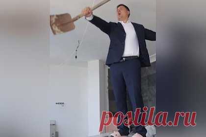 Житель Крыма спел гимн России в бывшей квартире Зеленского. Житель Крыма с триколором в руках спел гимн России в бывшей квартире Владимира Зеленского. Мужчина снялся на улице возле входа в жилой комплекс «Император» на улице Батурина в поселке Ливадия, а далее на строительных лесах в одной из комнат квартиры, ранее принадлежавшей украинскому лидеру.