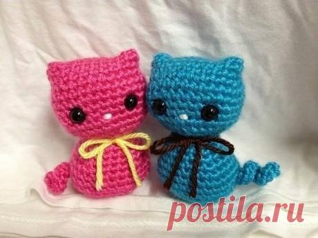 КАК СВЯЗАТЬ
Котенка крючком  

Нам понадобится: 
— сиреневая пряжа (или тот цвет, который выберете вы для своей игрушки амигуруми), немного белой и красной (для шарфика); 
— крючок; 
— пара глазок; 
— наполнитель; 
— большая игла и ножницы. 

Сокращения: 
СБН – столбик без накида 
П – прибавка (2 СБН в одну петлю) 
У – убавка 
СС – соединительный столбик 
ВП – воздушная петля 
Кот амигуруми вяжется непрерывно, то есть голова переходит в шею, а шея в тело. И только хвостик ...